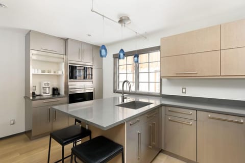 Deluxe Townhome, 4 Bedrooms, Balcony (10) | Private kitchen | Fridge, microwave, oven, stovetop