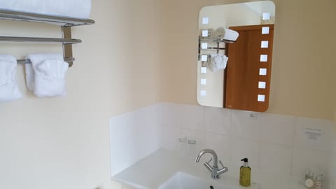 Classic Double Room | Bathroom sink