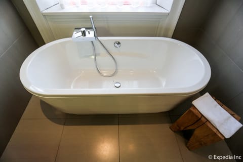 Georgian Suite | Deep soaking bathtub