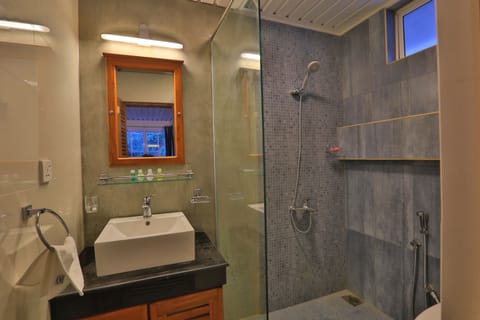 Deluxe Bungalow, 5 Bedrooms, Garden View | Bathroom | Deep soaking tub, free toiletries, hair dryer, bidet