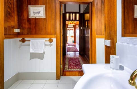 The Andrews Room | Bathroom | Combined shower/tub, free toiletries, hair dryer, towels