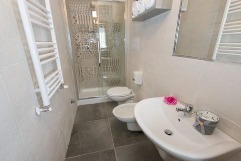 Quadruple Room | Bathroom | Shower, free toiletries, hair dryer, towels