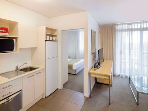 One Bedroom Apartment, 1 King Bed | Bathroom | Shower, free toiletries, hair dryer, towels