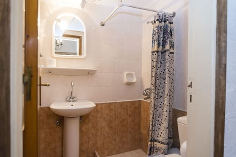 Room (5) | Bathroom | Shower, free toiletries, hair dryer, towels