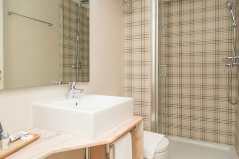 Double or Twin Room (Quadrados) | Bathroom | Shower, rainfall showerhead, eco-friendly toiletries, hair dryer