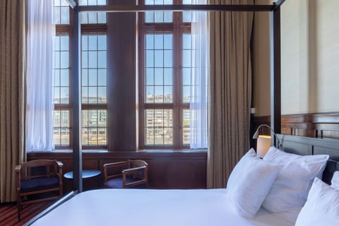 Suite, 1 King Bed | Premium bedding, minibar, in-room safe, desk