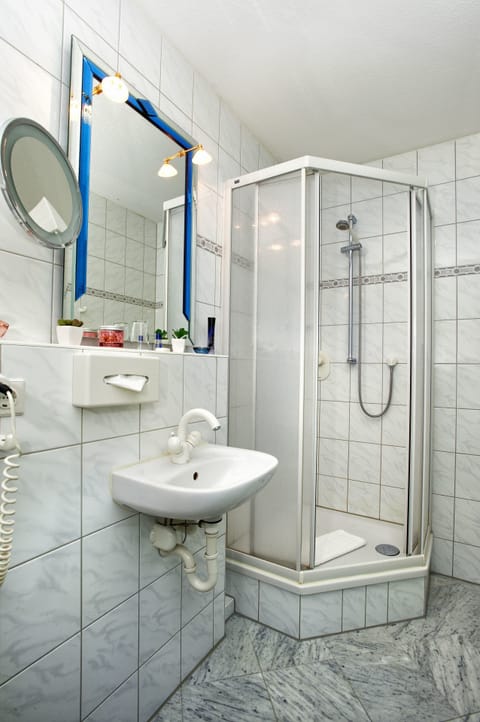 Double Room | Bathroom | Free toiletries, hair dryer, towels