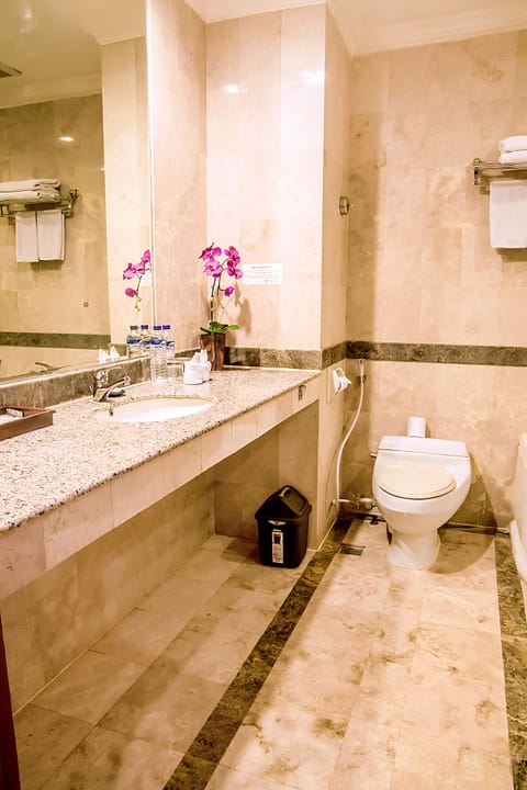 Executive Suite | Bathroom | Separate tub and shower, deep soaking tub, rainfall showerhead
