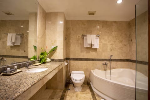 Junior Suite | Bathroom | Separate tub and shower, deep soaking tub, rainfall showerhead