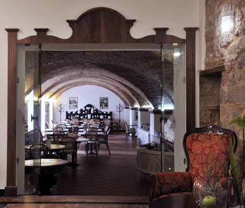 Daily continental breakfast (EUR 8 per person)