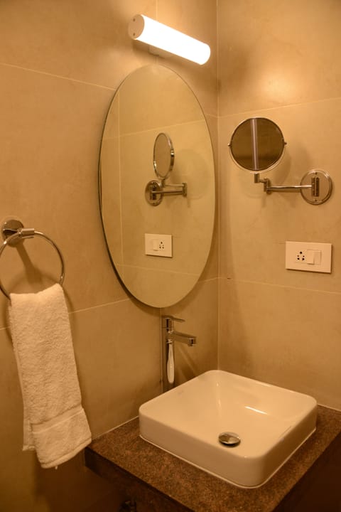 Executive Double or Twin Room, 1 King Bed | Bathroom sink