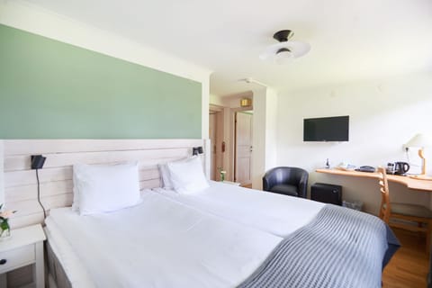 Family Quadruple Room | Minibar, desk, iron/ironing board, free WiFi