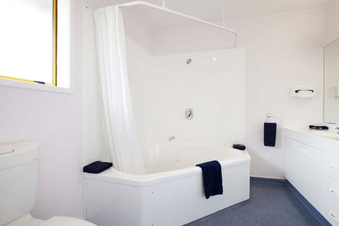 One Bedroom Apartment with Spa Bath | Jetted tub