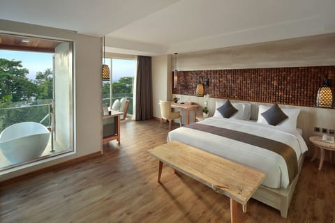 Legong Suite with Sea View | Minibar, in-room safe, desk, laptop workspace