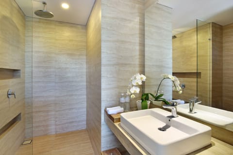Manukrawa - Superior Double or Twin Room | Bathroom | Separate tub and shower, rainfall showerhead, free toiletries