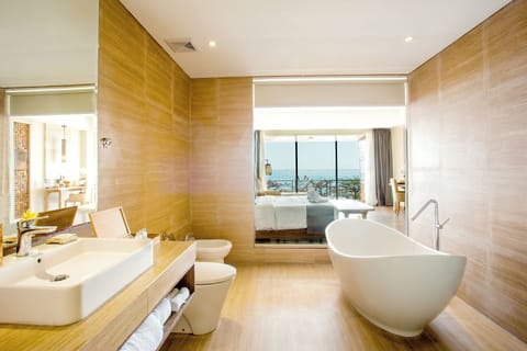 Pendet Suite with Sea View | Bathroom | Separate tub and shower, rainfall showerhead, free toiletries