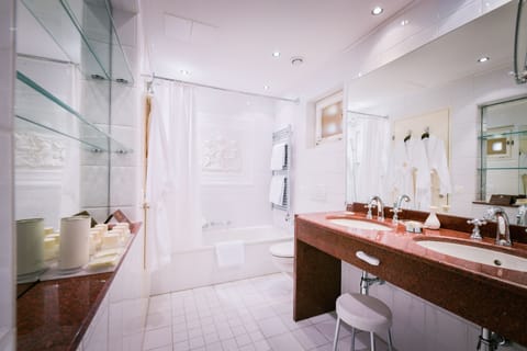 Junior Suite, Balcony (Classic) | Bathroom | Free toiletries, bathrobes, slippers, towels