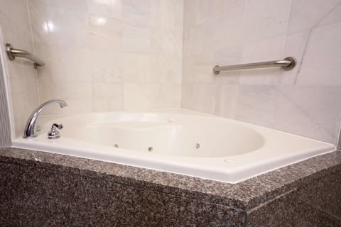 Combined shower/tub, free toiletries, hair dryer, towels