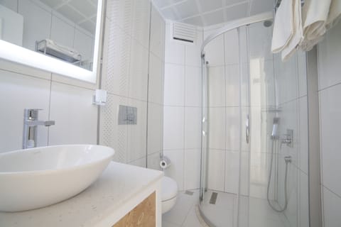 Economy Double Room | Bathroom | Shower, free toiletries, hair dryer, slippers