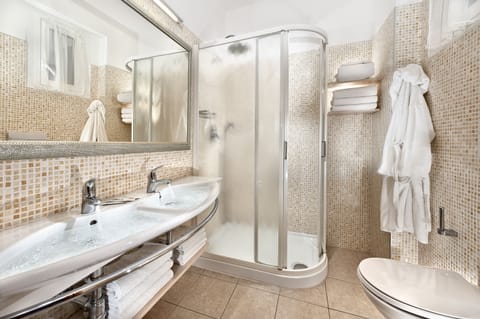 Shower, free toiletries, hair dryer, bidet