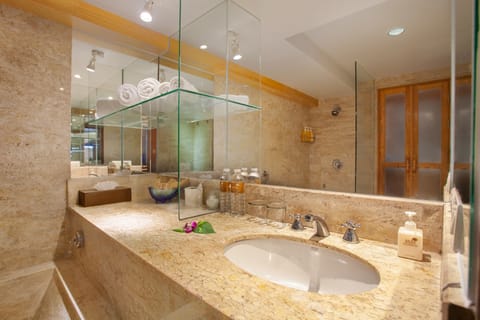 Deluxe with Bathtub | Bathroom | Combined shower/tub, free toiletries, hair dryer, bathrobes