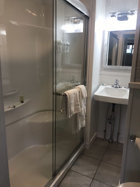 Room, 1 King Bed, Non Smoking, Refrigerator & Microwave | Bathroom | Shower, free toiletries, hair dryer, towels