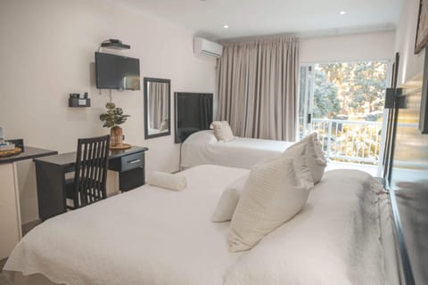 Family Suite | In-room safe, iron/ironing board, rollaway beds, free WiFi