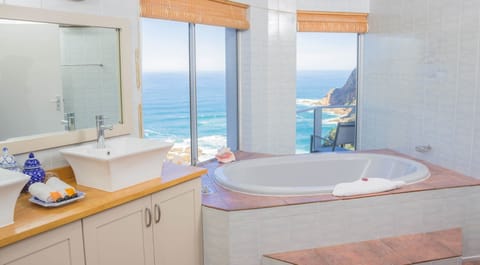 Deluxe Room, 1 King Bed, Sea View | Bathroom | Free toiletries, hair dryer, bathrobes, towels