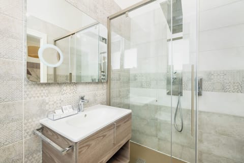 Combined shower/tub, free toiletries, hair dryer, bidet