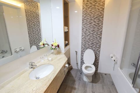 Deluxe Premier Double or Twin Room | Bathroom | Combined shower/tub, deep soaking tub, free toiletries, hair dryer