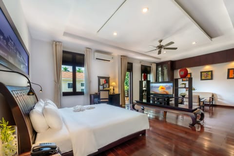 Grand Suite | Premium bedding, minibar, in-room safe, desk