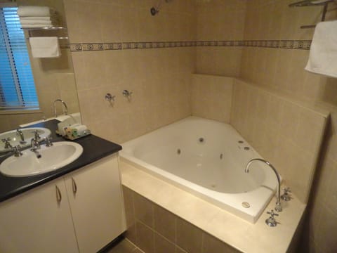 Standard Apartment, 2 Bedrooms | Jetted tub