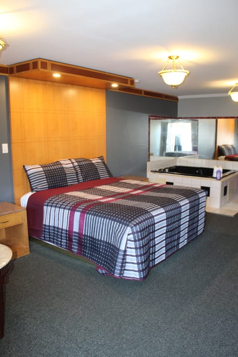 Standard Room, 1 King Bed, Jetted Tub | Desk, blackout drapes, iron/ironing board, free WiFi
