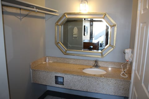 Standard Room, 1 King Bed | Bathroom sink