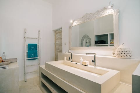 Sea View Suite | Bathroom | Shower, free toiletries, hair dryer, towels