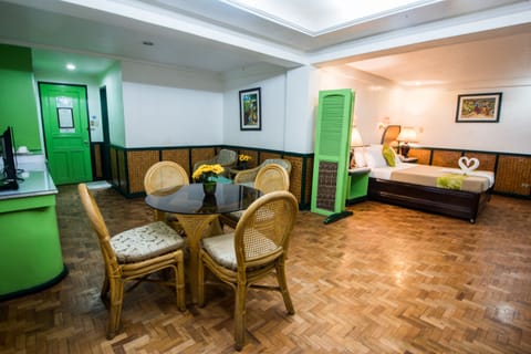 Presidential Suite | Desk, free WiFi, bed sheets