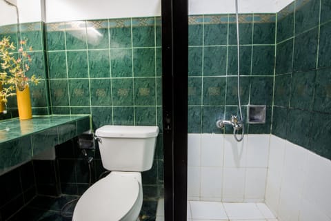 Presidential Suite | Bathroom | Shower, hydromassage showerhead, free toiletries, bidet