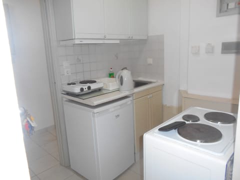 Economy Studio, 1 Bedroom, City View | Private kitchenette | Fridge, oven, stovetop, coffee/tea maker