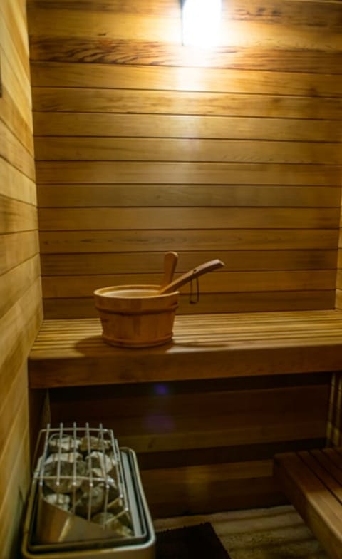 Superior Cabin, 4 Bedrooms, Mountainside | Bathroom | Shower, towels
