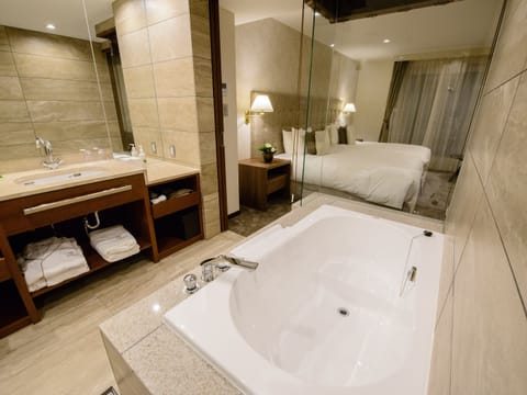 Premier Hollywood Twin Room, Non Smoking | Bathroom | Combined shower/tub, deep soaking tub, rainfall showerhead