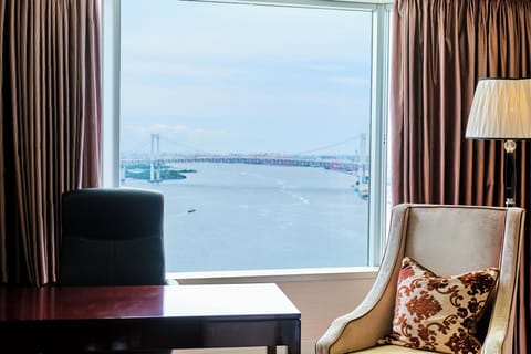 Premium Room, 1 King Bed, Club Lounge Access, Bay View | Minibar, in-room safe, desk, blackout drapes