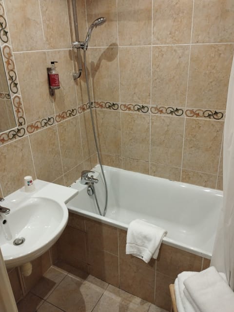 Triple Room | Bathroom | Free toiletries, hair dryer, towels, soap