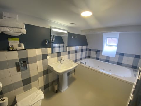 Superior Suite, 1 Bedroom, Private Bathroom | Bathroom | Free toiletries, hair dryer, towels