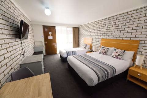 Queen & Single Room | In-room safe, desk, iron/ironing board, free WiFi