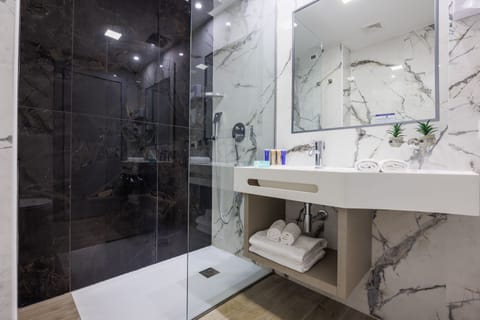 Shower, rainfall showerhead, free toiletries, hair dryer