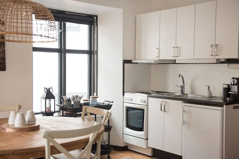 Studio, Balcony | Private kitchen | Fridge, microwave, oven, stovetop