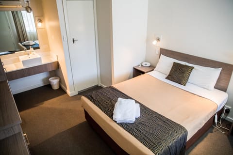 Standard Queen Room | Desk, laptop workspace, iron/ironing board, free WiFi