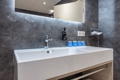 Family Room | Bathroom | Shower, eco-friendly toiletries, towels