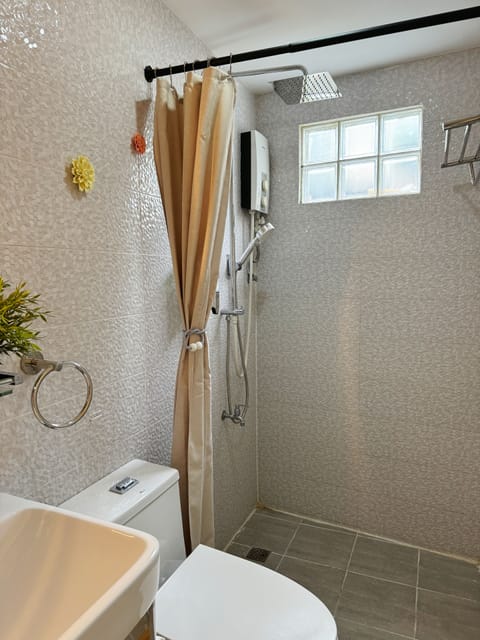 Shower, rainfall showerhead, free toiletries, hair dryer