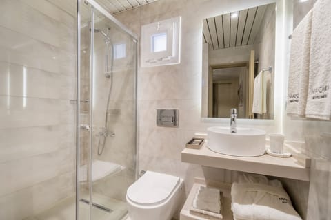 Junior Suite, Balcony, Sea View | Bathroom | Shower, free toiletries, hair dryer, slippers